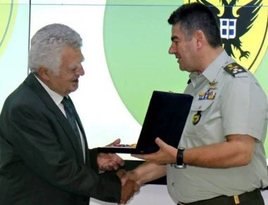 Ταξίαρχος ε.α. έχασε τα μετάλλιά του στη φωτιά στο Μάτι και το ΓΕΣ τα αντικατέστησε με νέα